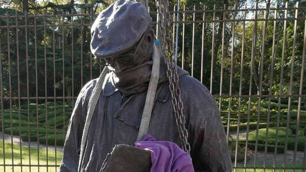 Instalación de la estatua en bronce de Miguel Delibes junto al Campo Grande