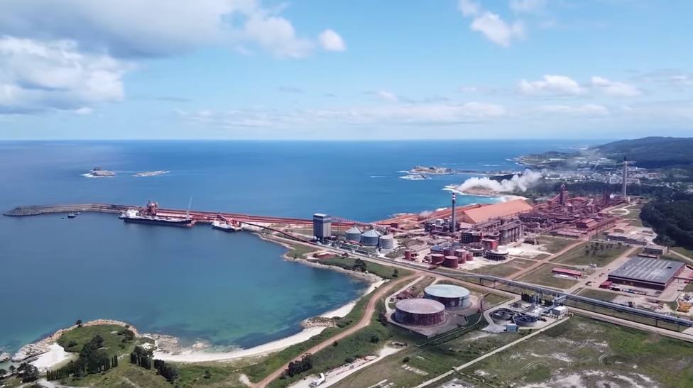 Vista aérea del complejo industrial de Alcoa San Cibrao