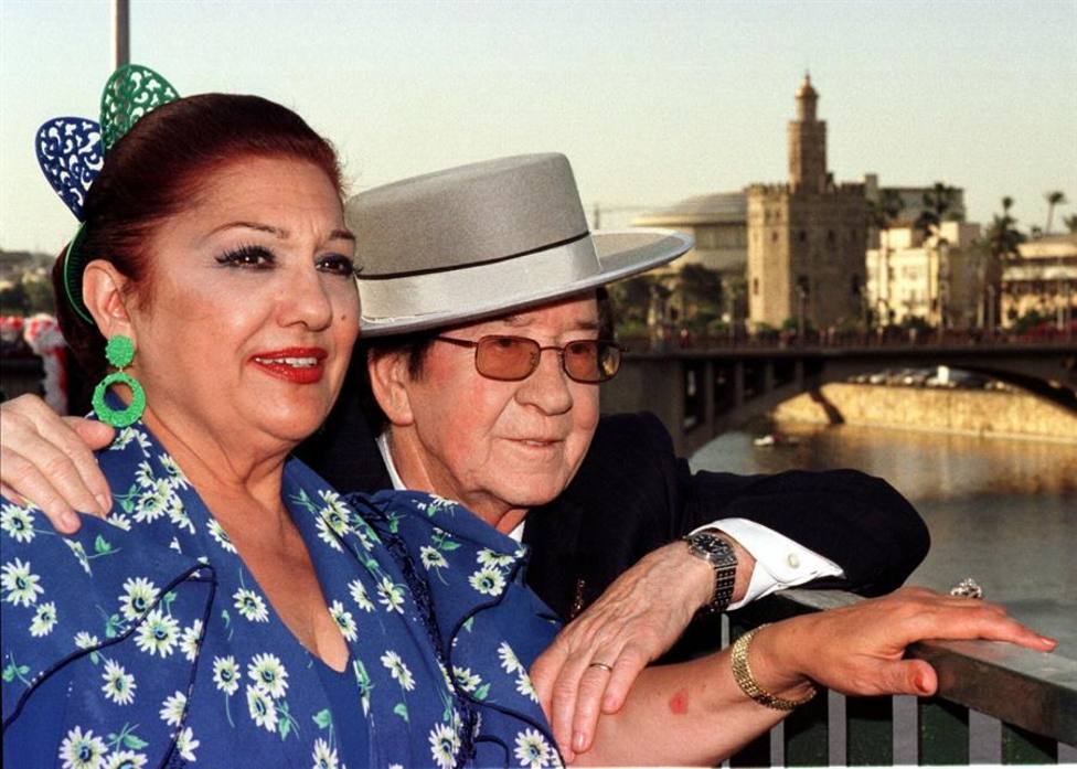 El cantante Juanito Valderrama junto a su mujer, Dolores Abril en un imagen de 1999