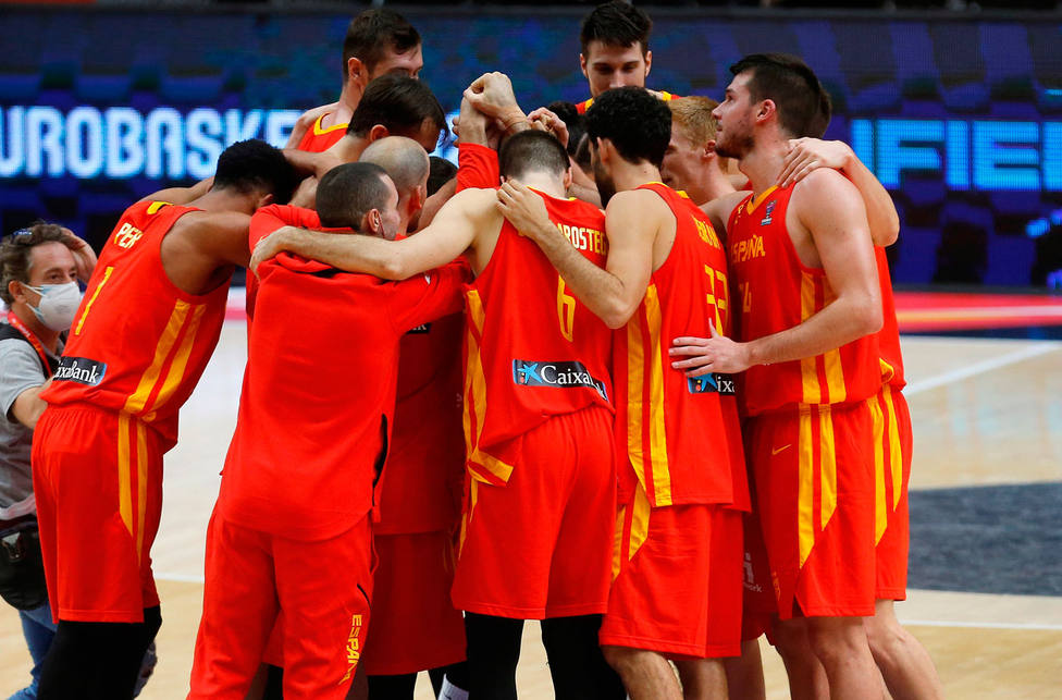 La selección española celebra su clasificación para el Eurobasket (EFE)