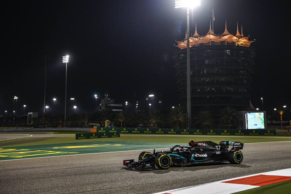 Los Mercedes dominan el GP de Sakhir con pole para Bottas; Sainz saldrá octavo