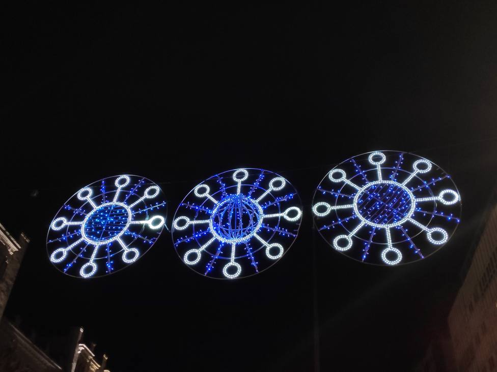 Luces de Navidad con forma de coronavirus en A Coruña