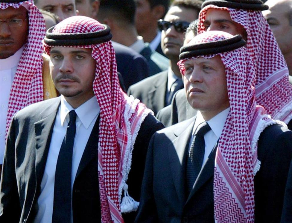 El príncipe Hamzah bin Husein, acusado del complot, junto al rey Abdalá en una imagen de archivo