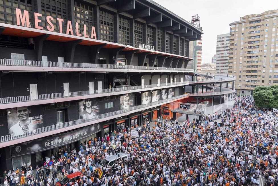Miles de fans del Valencia se manifiestan en contra del presidente del club Peter Lim a las puertas de Mestalla
