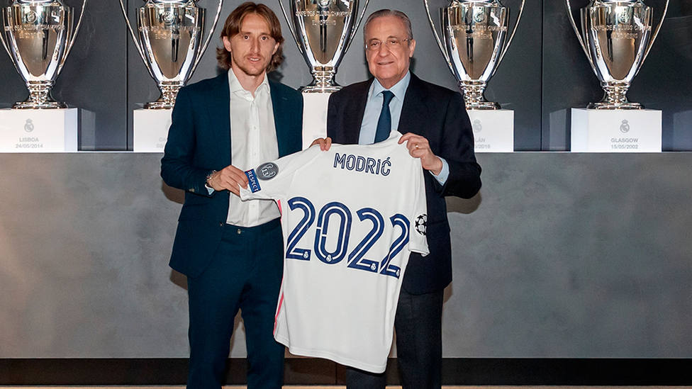 Luka Modric posa junto a Florentino Pérez tras renovar con el Real Madrid hasta 2022 (FOTO: Real Madrid)