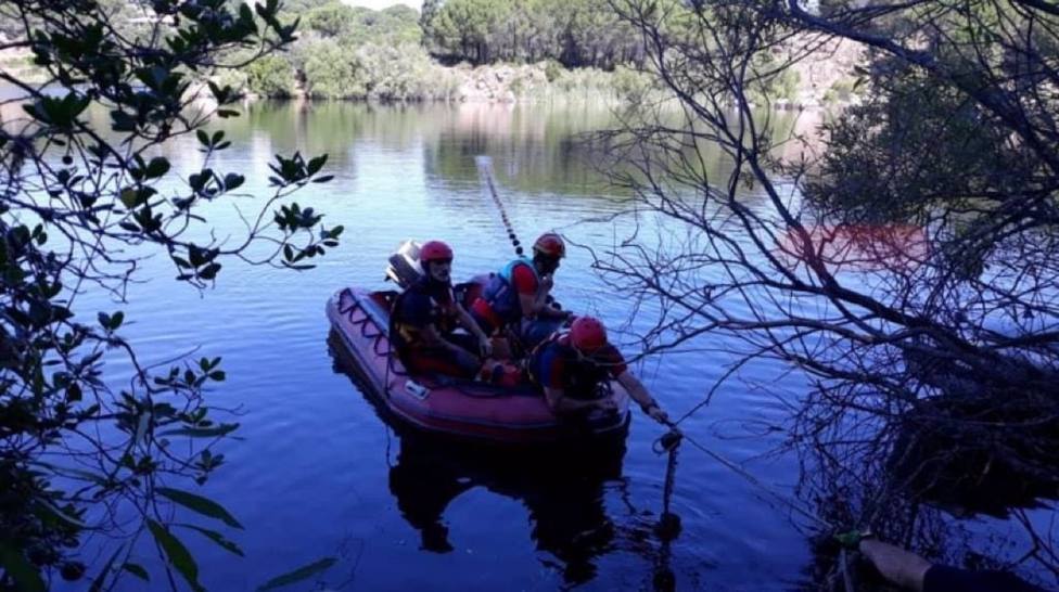 Bomberos del SEIS buscan desde una lancha con sonar a un joven de 21 años desaparecido en el Lago Azul