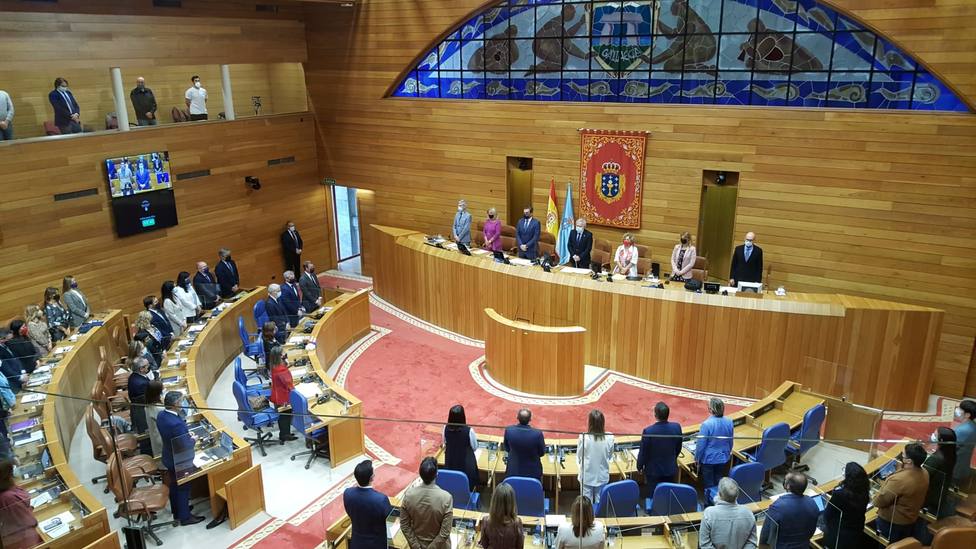 Al inicio de la sesión se guardó un minuto por Valeriano Domínguez - FOTO: Parlamento de Galicia