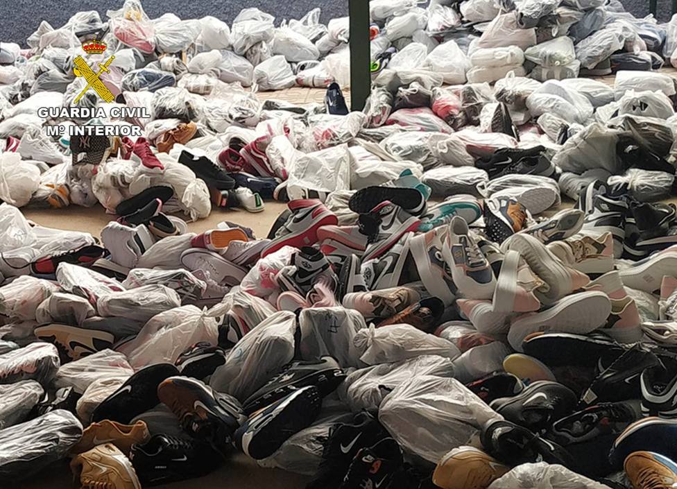 Intervenidas mil prendas de ropa falsificadas en un mercadillo de Águilas