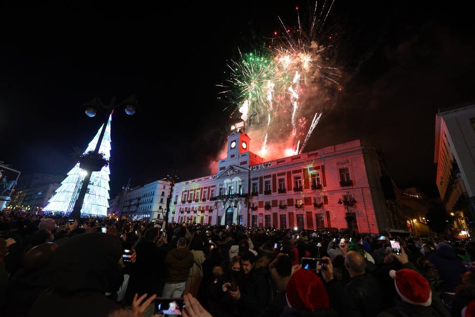 Las uvas vuelven a la Puerta del Sol con aforo limitado y mascarillas: así se ha vivido la entrada al 2022