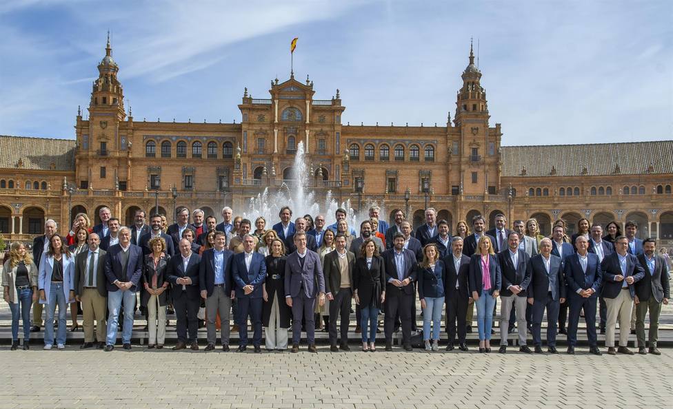 Fotografía de familia del nuevo Comité Ejecutivo Nacional del PP tras la elección de Alberto Núñez Feijóo