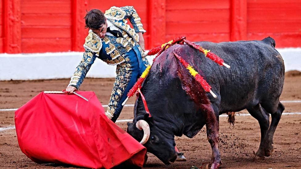 Derechazo de Domingo López Chaves al cuarto toro de La Quinta, al que cortó dos orejas