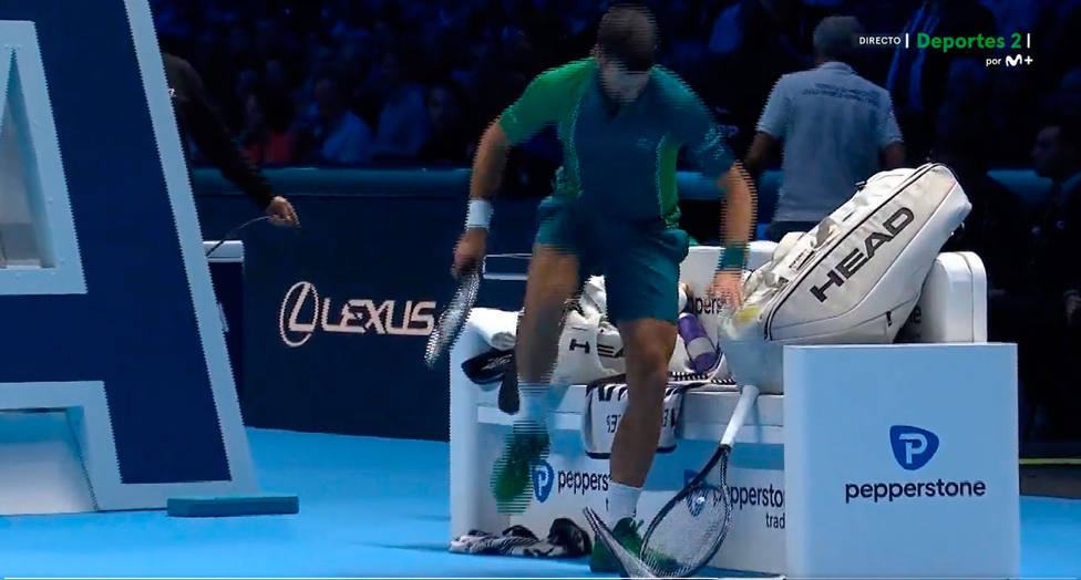Novak Djokovic rompe dos raquetas