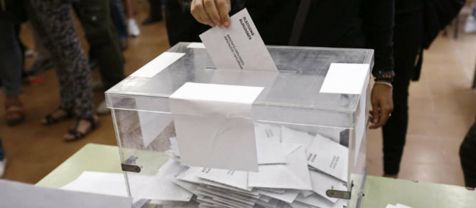 Votante depositando su papeleta en la urna. EFE