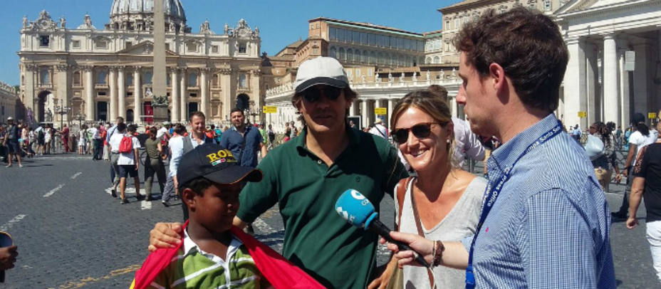 Nuestro compañero Diego González con peregrinos que han acudido a la canonización de la Madre Teresa. COPE