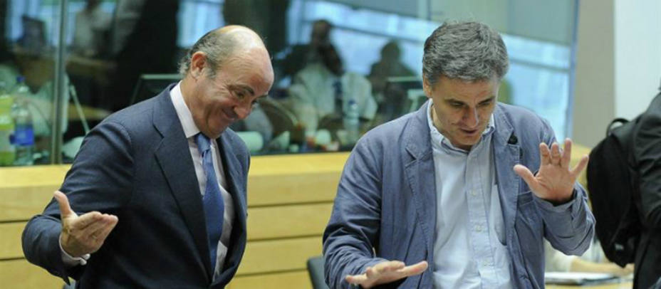 Luis de Guindos con el nuevo ministro griego de Economía, Euclides Tsakalotos. EFE