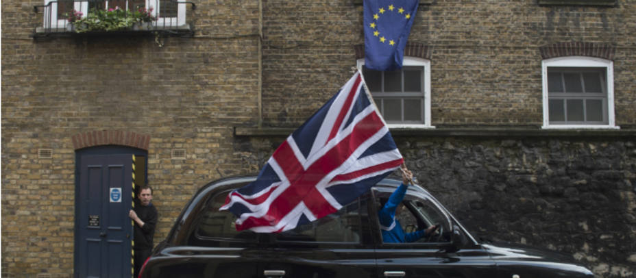 Un taxista londinense ondea una bandera británica. EFE