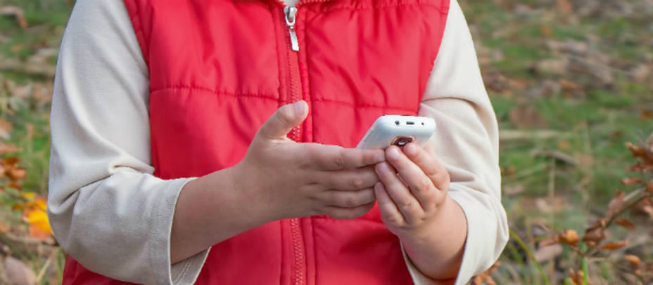 ¿A qué edad debe recibir un niño su primer móvil o tablet?