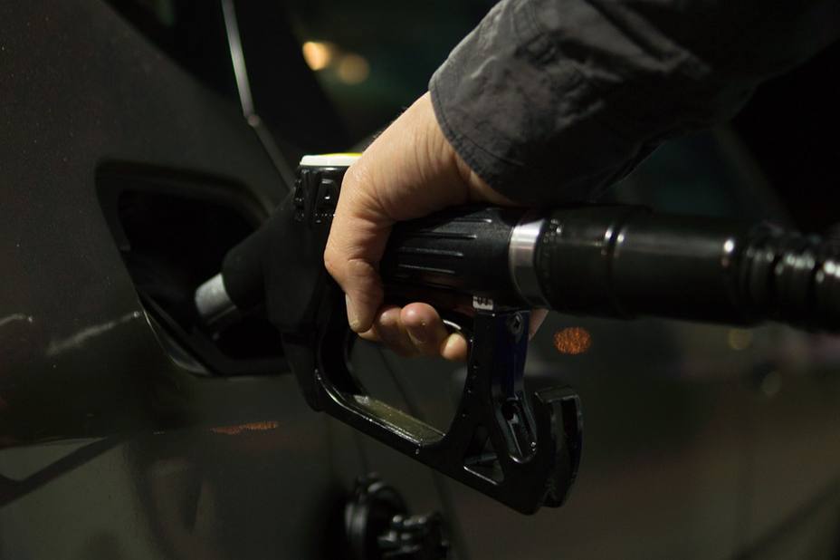 Una persona echando carburante a su vehículo. Pixabay