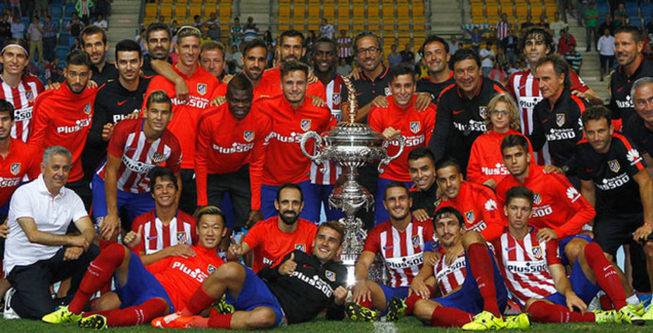 El Atlético posa con el trofeo Carranza. (www.clubatleticodemadrid.com)