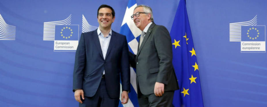 El primer ministro griego Alexis Tsipras posa junto al presidente de la Comisión Europea, Jean Claude Juncker. Reuter