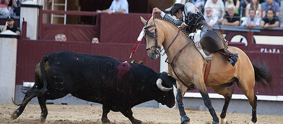 Momento de la faena de Diego Ventua a su segundo toro en Las Ventas. IVÁN DE ANDRÉS
