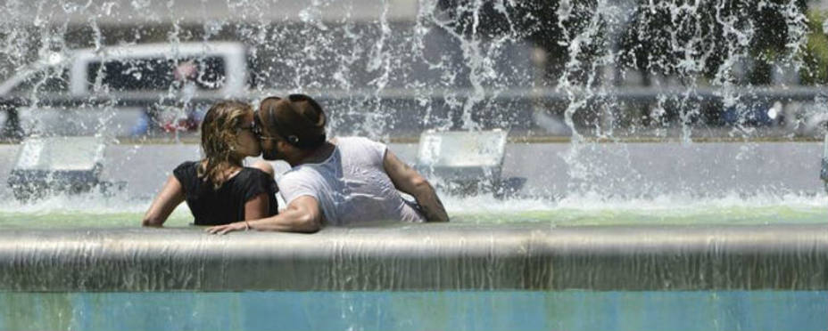 Una pareja toma un baño en una fuente pública de Córdoba. EFE