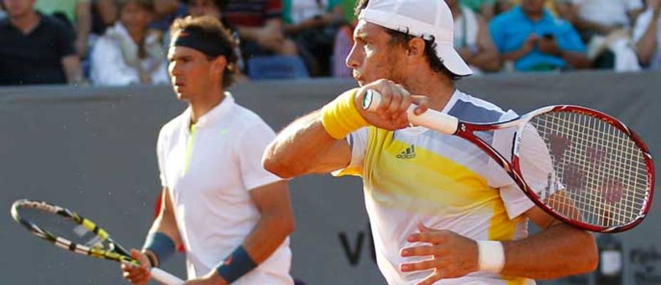 Rafa Nadal junto a Juan Mónaco en el partido de dobles en Viña del Mar, en Chile (REUTERS)