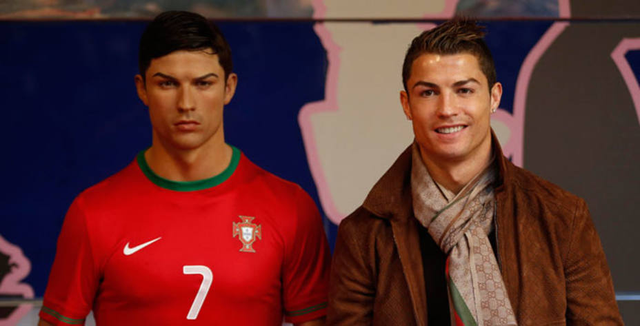 Cristiano Ronaldo posa con su figura de cera. Reuters.