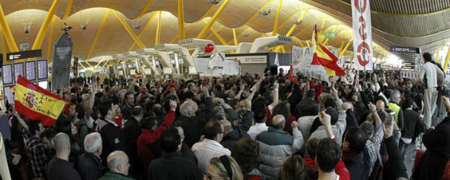 Los trabajadores de Iberia protestan en la T-4 de Barajas. EFE
