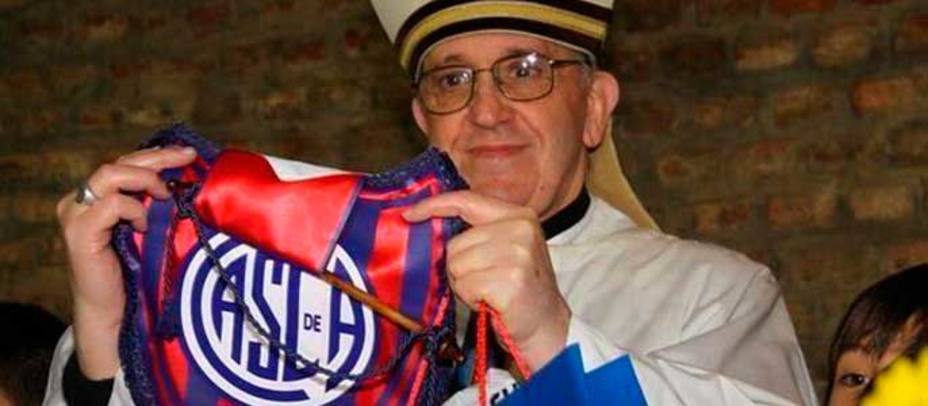El entonces Cardenal argentino exhibe un banderín de San Lorenzo
