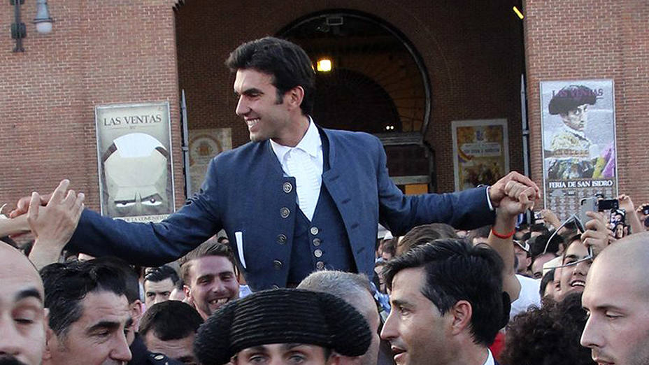 Sergio Galán en su salida a hombros este sábado en el penúltimo festejo de San Isidro