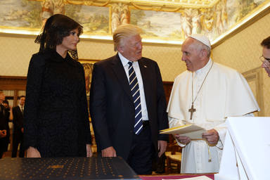 Francisco con Donald Trump y su esposa Melania en una audiencia privada en el El Vaticano. REUTERS