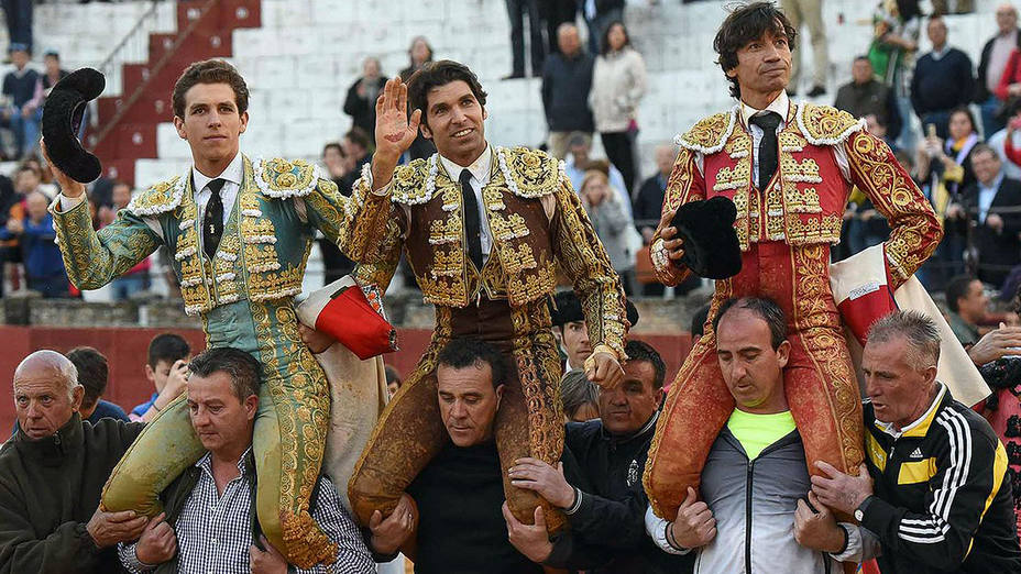 Ginés Marín, Cayetano y Curro Díaz, en su salida a hombros este sábado en Baeza (Jaén)