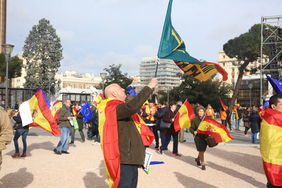 La plaza de Colón empieza a llenarse con asistentes que portan banderas de España