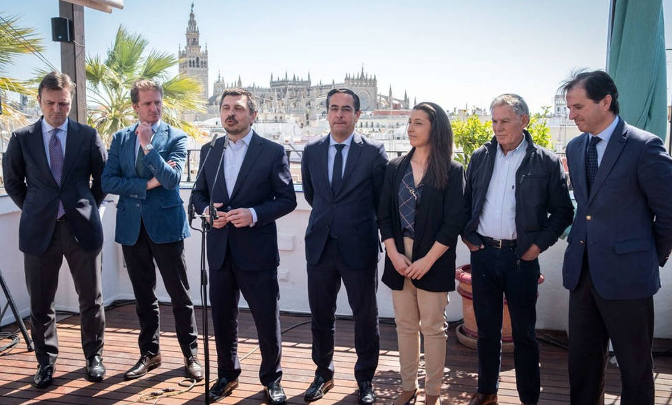Toni Martín y Miguel Briones junto a representantes del mundo taurino andaluz