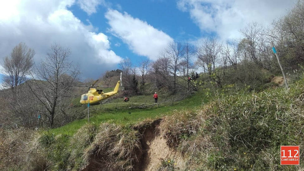 Emergencias de Cantabria en el rescate del accidente del tractor en elque ha fallecido una niña de 3 años