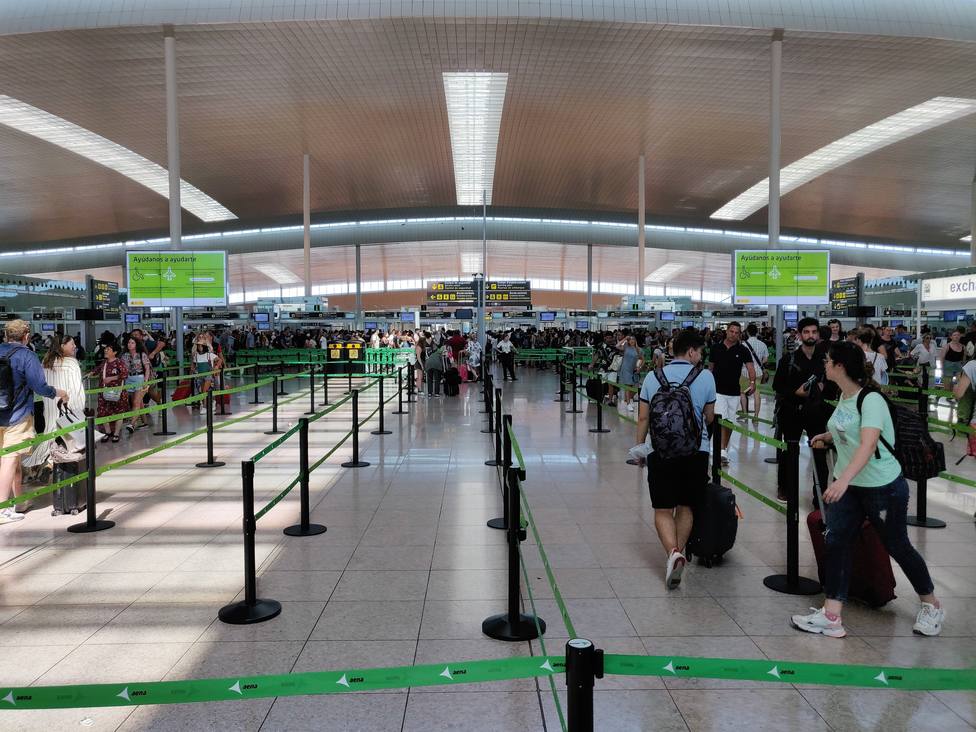 Normalidad en el Aeropuerto de Barcelona por la tarde pese a la huelga de vigilantes