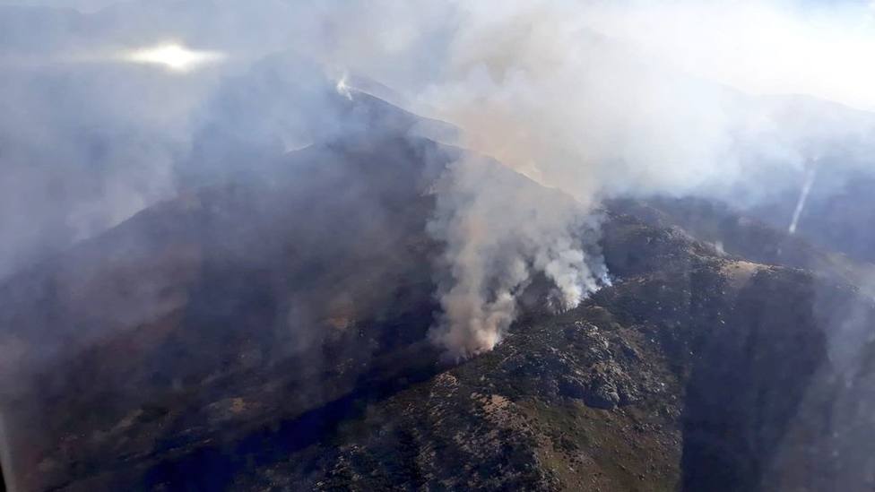 Medios terrestres y aéreos trabajan para sofocar un fuego en Candeleda (Ávila)