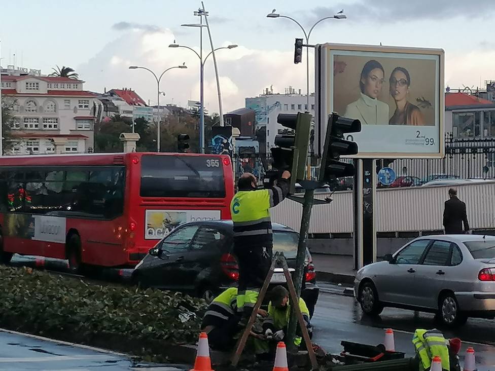 Arreglo del semáforo estropeado en Linares Rivas