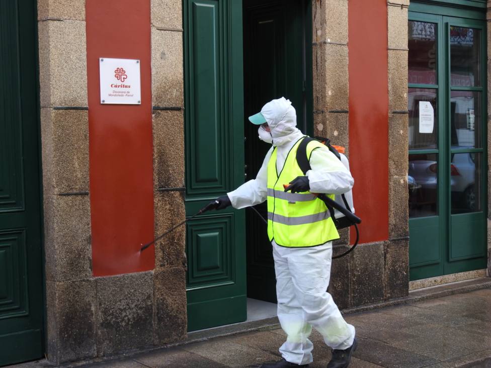 Un operarario con un sulfatadora en la calle Magdalena - FOTO: Concello de Ferrol