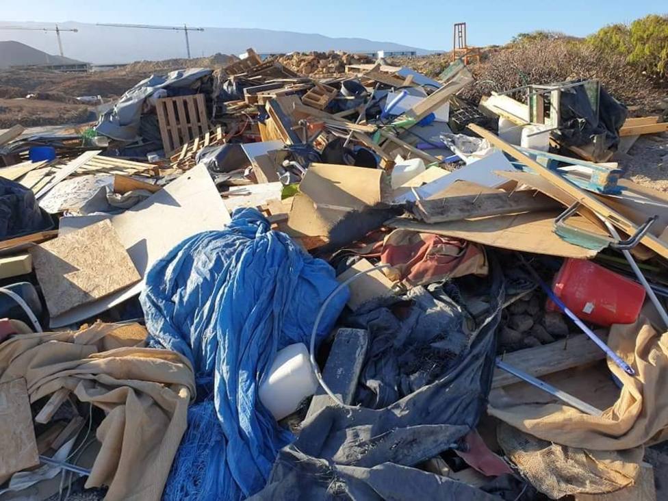 Alarma por un vertedero fuera de control en la costa de Arico