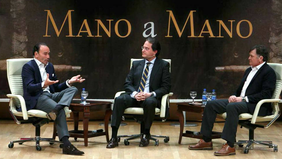 Pepín Liria y José Antonio Camacho, junto a José Enrique Moreno, en el Mano a mano de Cajasol