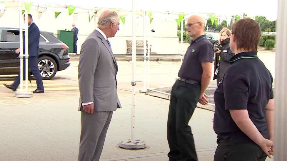 El inesperado desmayo de un ciudadano en presencia del príncipe Carlos de Inglaterra