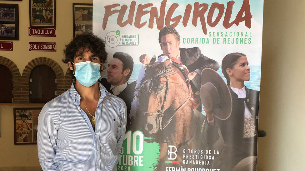 Gerardo Pérez-Clotet, gerente de la plaza de Fuengirola, junto al cartel anunciador