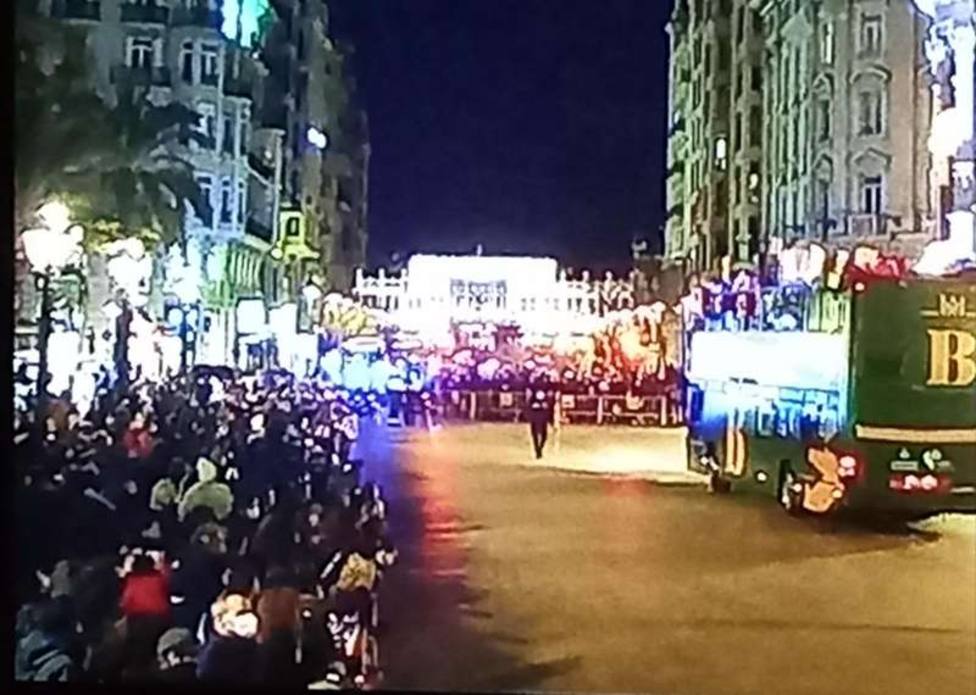 La Cabalgata de Reyes en Valencia, fuera de control: cientos de personas se concentran en las calles