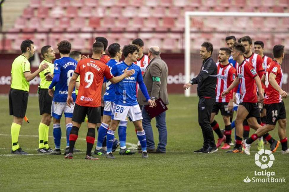 Los jugadores de la UD Logroñés y el Oviedo se saludan tras el partido