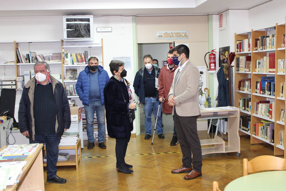 Gabriel Alén y la alcaldesa de Xinzo visitan la biblioteca de la Casa de la Cultura