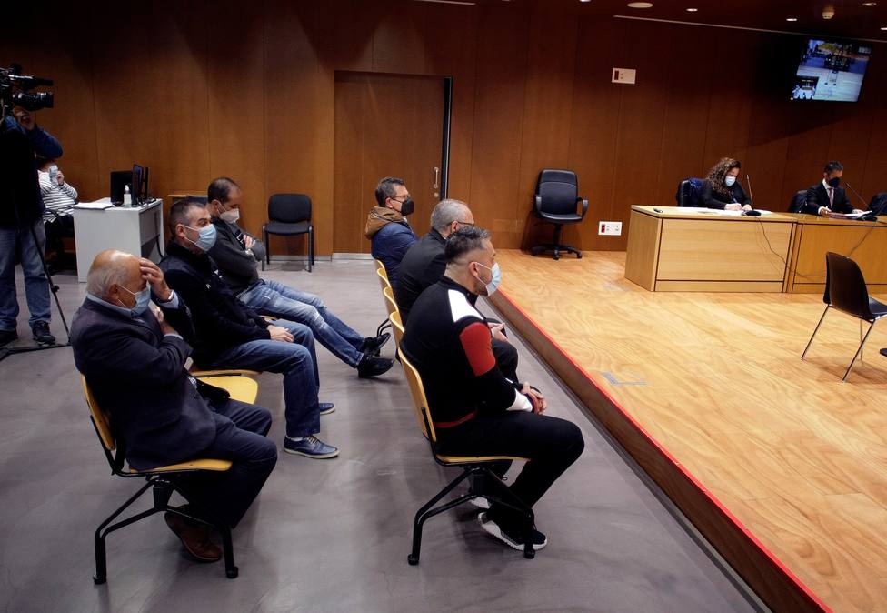 Seis de los acusados, dos de Ferrol, en la sala de vistas - FOTO: EFE / Cabalar