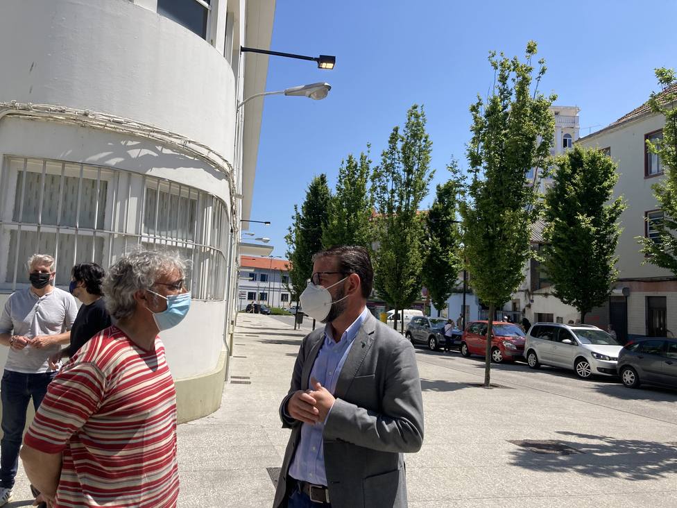 El alcalde de Ferrol, Ángel Mato, visitó la nueva iluminación de la calle Alegre. FOTO: concello Ferrol