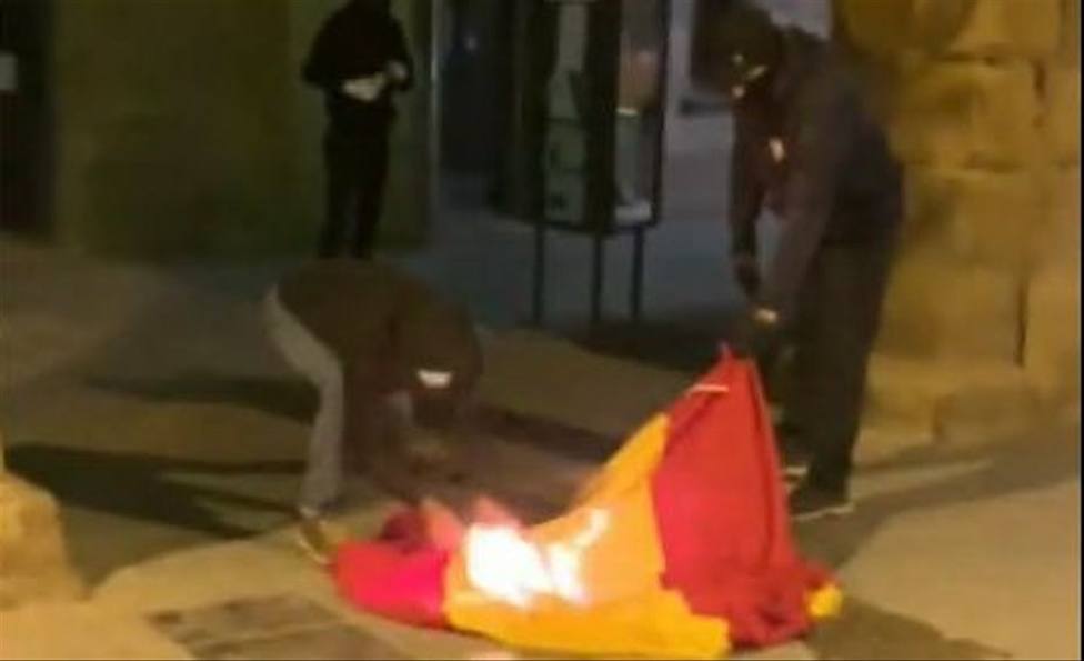 Los CDR quemaron ayer por la noche la bandera española que ondeaba en el Ayuntamiento de Vic